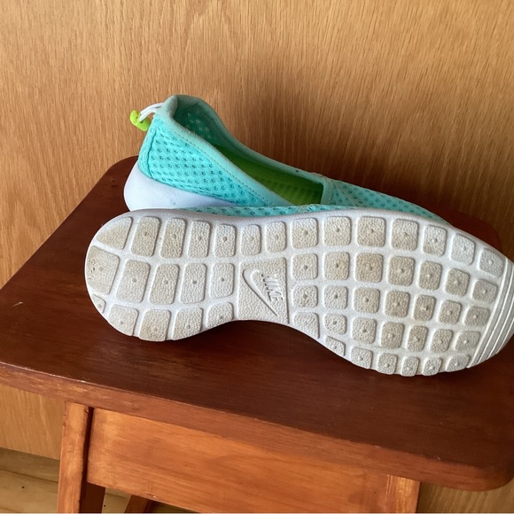 Nike light green sneakers size is 6.5 great condition - Picture 2 of 3